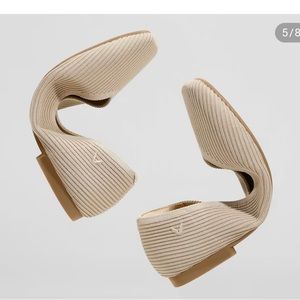 NEW Vivaia Lightweight Square-Toe V-Cut Flats
Margot Walker Size 41-Women’s 9.5